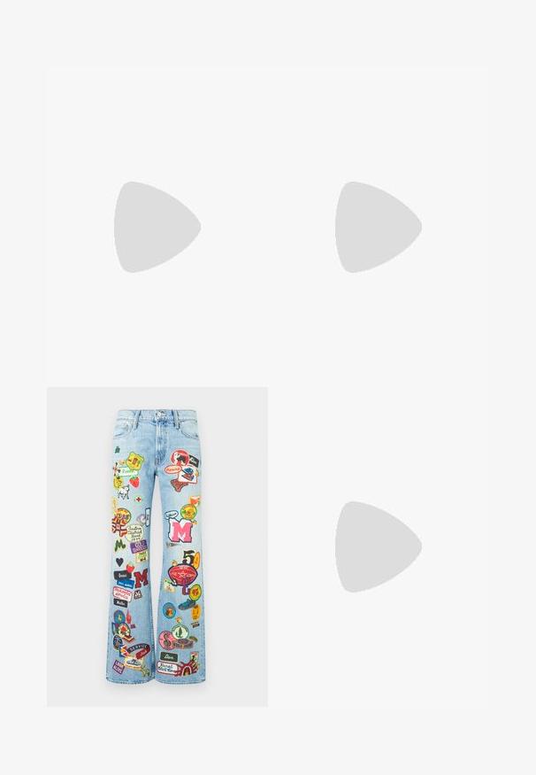 Groene bloemen top met korte mouwen, versierd met grote bladerenpatronen op een witte achtergrond, gemaakt van lichtgewicht, rekbaar materiaal.; Lichtblauwe spijkerbroek met wijde pijpen, versierd met kleurrijke geborduurde patches met letters, dieren en diverse symbolen.; Witte damesschoen met platte zool en diamantvormige uitsparingen, een Mary Jane-bandje met gouden gesp en een klein rond hangertje, beige zool, zijaanzicht.; Bruine acryl hoepel oorbellen met een gekromd ontwerp. Goudkleurige hardware. Glad oppervlak met een glanzende afwerking.