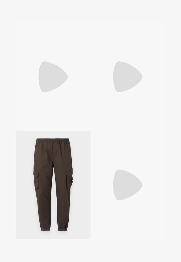 T-shirt en coton noir à manches courtes avec un petit graphique d'une caisse remplie d'objets colorés sur la zone gauche de la poitrine.; Pantalons cargo en tissu marron foncé, avec une taille élastique, des jambes fuselées et deux poches latérales avec rabats.; Baskets de sport noires avec tissu texturé, semelle épaisse et rembourrée, aérations et fermeture à lacets, vues de profil sur fond clair.; Sac messager en nylon noir avec une sangle réglable, un design plat et une étiquette latérale arborant un logo. Texture lisse et style minimaliste.