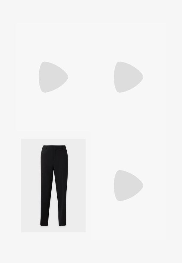 Polo gris con una tela texturizada, que presenta una tapeta de tres botones, acentos en color azul claro y naranja en el cuello, y un pequeño logo en el pecho.; Pantalones formales ajustados de color negro con trabillas para cinturón y un frente limpio, mostrados sobre un fondo liso y claro.; Mocasines de cuero negro con un acabado suave, punta redondeada, tacón bajo y costura decorativa en la parte delantera. Suela de goma para mayor agarre.; Cinturón de cuero negro con hebilla de metal plateada, que presenta un acabado suave y un diseño clásico. El cinturón está neatly doblado.