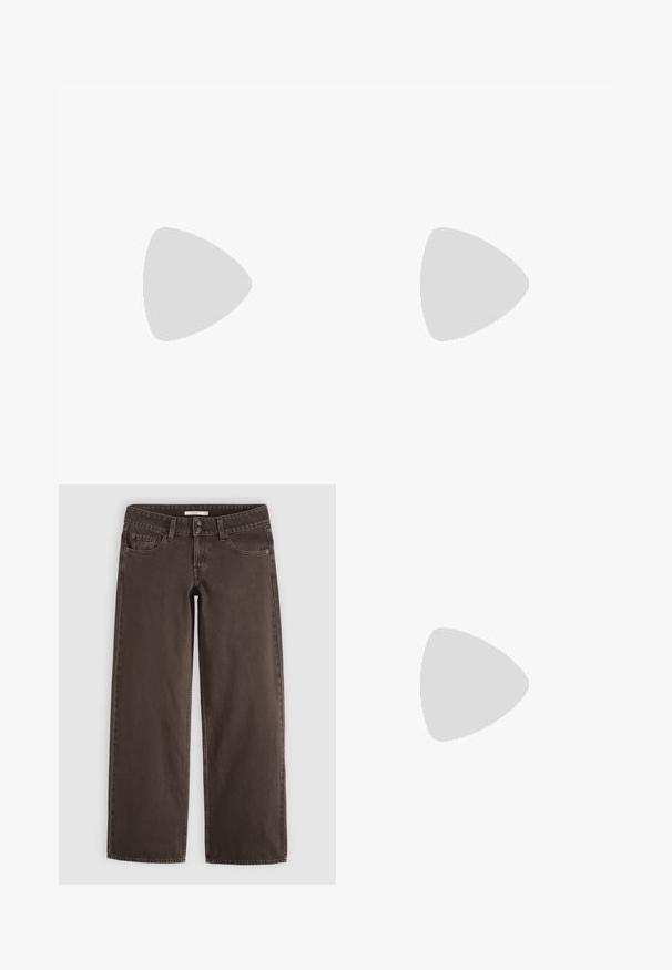 Sort kortærmet T-shirt med rund hals og en gul label inde i kraven mærket "JJXX" på en hvid baggrund.; Brune straight-leg denim jeans med forlommer, møntlomme, bæltestropper og dobbelte knapper i taljen.; Sort slingback-flad sko med spids tå, svævende over en asfaltflade ved siden af en flisebelagt fortov.; Lille sort blank håndtaske med to lange håndtag og snøre-detaljer i siden på en ensfarvet lys baggrund.
