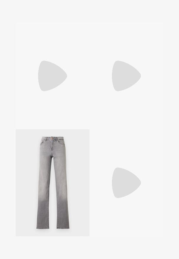 Sort satin camisole med V-hals, tynde justerbare stropper og en glat, blank overflade. Ingen mønstre eller yderligere dekorationer.; Lysegrå jeans med lige ben, fem lommer, knaplukning og synlige syninger, vist mod en hvid baggrund.; Even&Odd Slingback-ballerinasko - black; Sort læderhåndtaske med en rundet form, dekoreret med sølvnitter, og et kort håndtag. Glat tekstur og lynlåslukning.