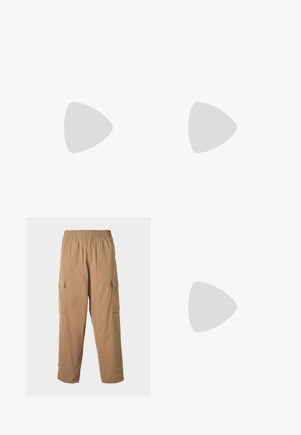 T-shirt en coton blanc avec col rond et manches courtes, arborant un petit patch logo rectangulaire dans le coin supérieur gauche.; Pantalons cargo beiges avec une taille élastique, dotés de plusieurs poches latérales et d'une texture légère et lisse. Design à jambe droite.; Baskets blanches avec des accents en daim, bout arrondi, lacets plats et semelle en caoutchouc crème. Présente une marque verte sur le talon.; Sac bandoulière rectangulaire marron avec poche zippée à l'avant, sangle réglable embossée du nom de la marque, et logo métallique au centre supérieur.