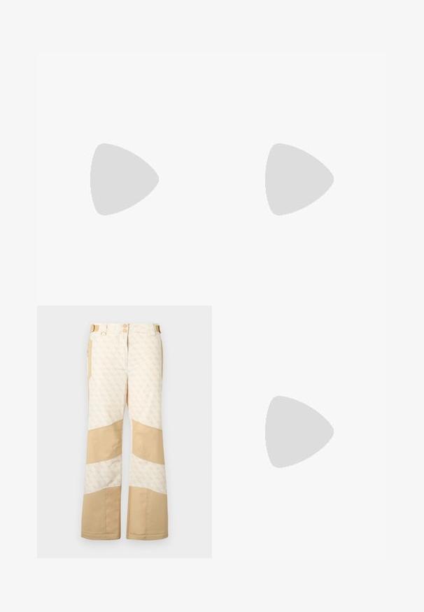 Top de punto blanco de manga corta con un patrón sutil, que presenta un escote redondo y un acento dorado en el dobladillo. La textura parece ligera y transpirable.; Pantalones de nieve beige con tela estampada y acentos de color sólido. Cuenta con dos botones, múltiples bolsillos y piernas anchas. Acabado texturizado.; Zapato slingback de tacón alto de piel patentada beige con punta puntiaguda y pequeño detalle de hebilla dorada en la correa.; Bolso de mano sintético marrón con forma curva, que presenta un logo triangular dorado, acentos de hardware dorado y una correa para el hombro delgada.