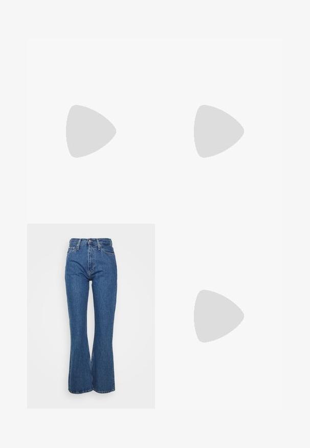 Camiseta negra recortada con el cuello y las mangas en blanco. Presenta "Calvin Klein" y "ciudad infinita" impresos en blanco. Material de algodón suave.; Vaqueros de mezclilla azul de cintura alta con forma acampanada, diseño clásico de cinco bolsillos y ligero desgaste, con una cinturilla resistente y botón de metal.; Sandalia negra de tacón tipo tanga de Calvin Klein flotando sobre una superficie exterior de azulejos, con vegetación y una pared de hormigón al fondo.; Gafas de sol cuadradas negras con lentes degradados grises. Montura brillante con líneas elegantes. Acento de logo plateado en las patillas.