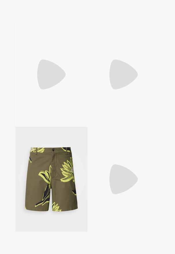 Hvid T-shirt med korte ærmer og rund halsudskæring med sort cirkulær tekst, der staver "SAINT LAINT" og "LONDON" under cirklen.; Oliven grønne shorts med et stort gult og marineblåt blomstermønster, lavet af letvægtsstof med knaplukning og sidelommer.; Sort læder slid-sandal med brede remme og riller i sålen på beige tæppe nær brunt rundt sofabord.; Sort canvas-tote-taske med to skulderstropper og et diskret præget cirkeldesign på fronten.
