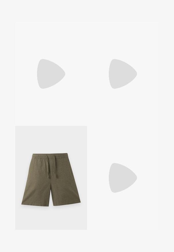 Chemise beige à manches courtes avec boutons, tissu texturé et col camp, étiquette "JACK & JONES" à l'intérieur du col.; Shorts décontractés vert olive avec ceinture élastique et cordon de serrage, longueur au genou, tissu uni, posés à plat sur un fond blanc.; Baskets en cuir brun avec un bout arrondi, semelle en caoutchouc blanc et lignes épurées. Présente une fermeture lacée et un logo discret sur le côté.; Sac cabas en toile marron avec deux anses courtes et une longue, avec poches extérieures, sur un fond clair uni.