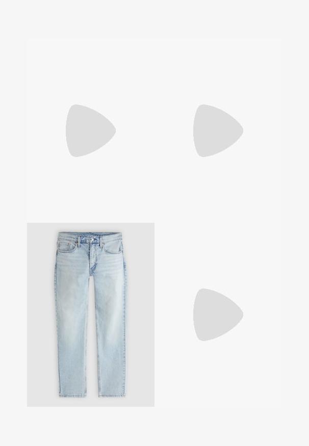 Blå bomulds t-shirt med korte ærmer, prydet med et rundt logo i hvid, gul og sort på venstre brystområde. Rund halsudskæring, normal pasform.; Lyseblå jeans med lige ben, frontlås med knap og lynlås, lommer foran og bagpå samt synlige sømdetaljer.; Hvide sneakers med sorte og grå detaljer, med en tekstureret grå tåhætte, sort gummisål og flade hvide snørebånd. Rent design, minimalistisk stil.; Sort messenger taske lavet af struktureret syntetisk materiale, med sølvhardware, justerbar rem og med et frontlogo-plakette samt lynlås lukning.