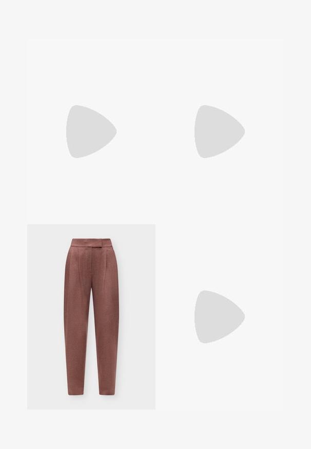 Chemise en maille beige à manches courtes avec col rond, poignets et ourlet côtelés, avec un petit logo crocodile Lacoste brodé sur la poitrine.; Pantalon taille haute fuselé couleur rose poudré avec un devant plat et une fermeture cachée, présenté sur un fond clair uni.; Chaussure plate en cuir noire à bout pointu avec petit talon, vue de profil sur fond blanc.; Sac à épaule en cuir noir à texture crocodile, avec de longues sangles et un petit charm logo argenté sur une sangle.
