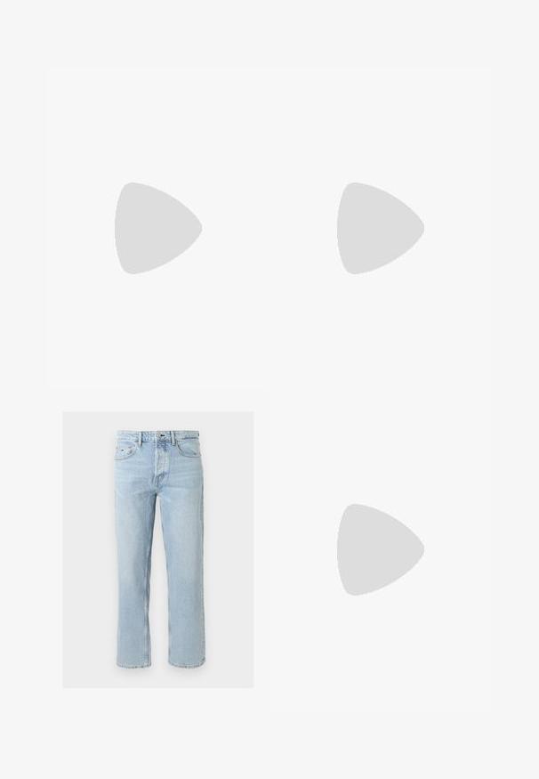 Guess CHAIN - T-shirt print - jet black; Lichtblauwe rechte denim jeans met voorzakken en riemlussen, met een klein merkembleem op de rechter voorzak.; Witte sneaker met een gladlederen bovenwerk en een laag profiel. Voorzien van een ronde neus, zes vetergaatjes en een gestructureerde rubberen zool.; Zwarte nylon schoudertas met verstelbare band, ritsluiting, voorkant vak en logo-embleem in zilverkleur. Vlakke rechthoekige vorm, gladde textuur.