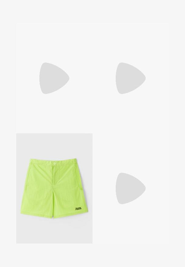 Langermet grønne sports T-shirt i struktureret stof med kontrasterende brune sidedele og hvide sømme langs kraven og sømmen.; Neon grønne shorts lavet af letvægtsstof, med knaplukning, to sidelommer og et logo på nederste højre side.; Sort og grå Nike Air Max sneaker, der flyder over grå betontrin med tekstureret jordbaggrund.; Sorte rektangulære solbriller med mørke linser og mat finish. Features "ARNETTE" branding på siden, lige arme og et robust design.