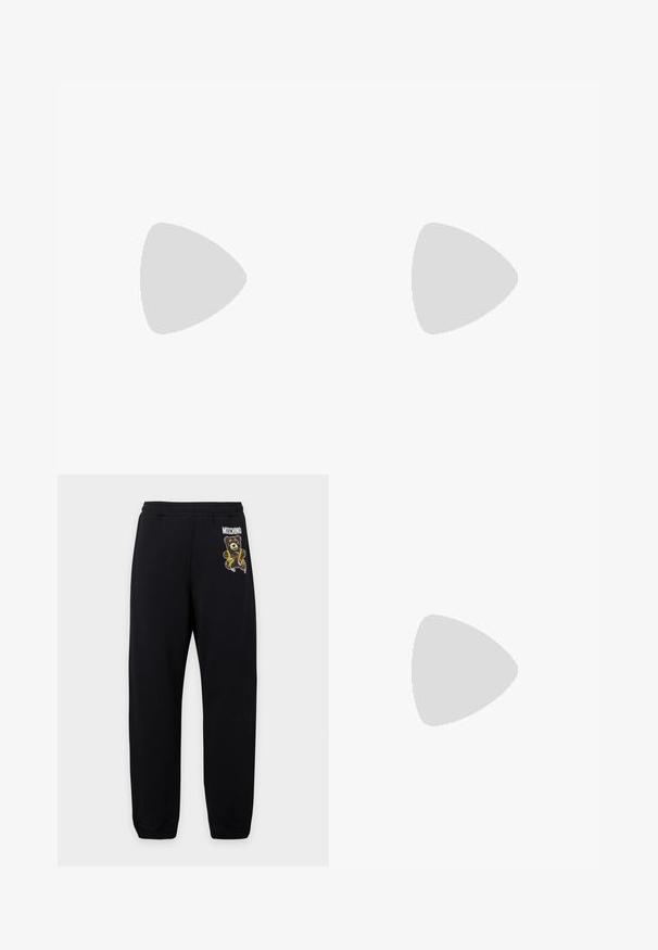 Sort langærmet t-shirt i bomuld. Har en lomme foran med en hvid accentstribe og logo. Enkel, klassisk model med rund hals.; Sorte joggingbukser med elastisk talje, med en lille bamse og "Moschino" logo på venstre lår.; Sort lavtop sneaker med hvide snørebånd og fed hvid "MOSCHINO" tekst, der vikler sig rundt om hælen og siden.; Sort nylon crossbody taske med en klap, prydet med en fremtrædende logo-rem lukning, justerbar rem og sidelægninger.