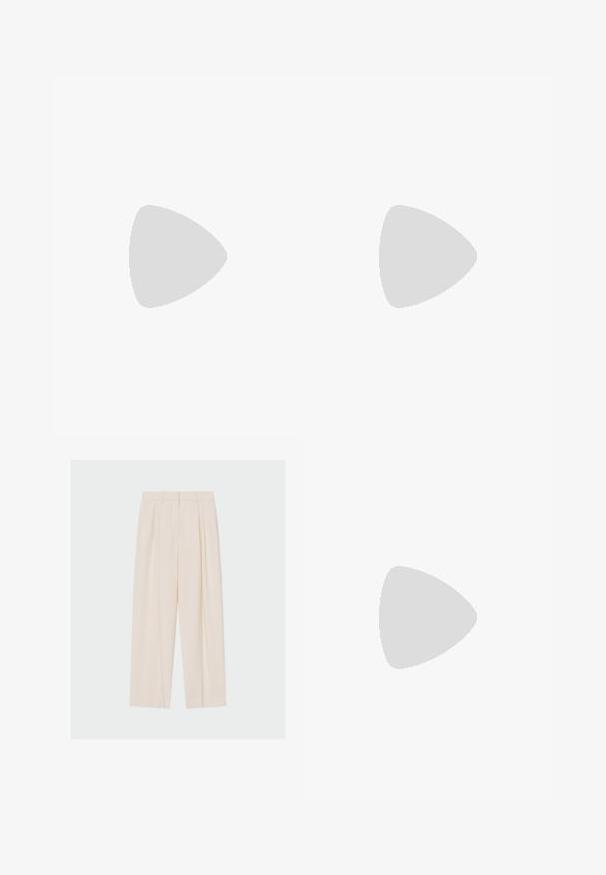 Haut bleu clair à manches courtes avec un design croisé, une texture douce et des détails de couture subtils. Fabriqué à partir d'un mélange de tissus confortable.; Pantalon beige taille haute à jambes larges, avec plis devant et passants pour ceinture, présenté à plat sur fond blanc.; Mules ouverts en cuir noir avec un talon bas. Présentent une surface lisse et un accent logo doré sur le côté.; Sac à main en cuir beige en forme de croissant avec une seule bandoulière et des coutures minimalistes, posé sur un fond blanc uni.