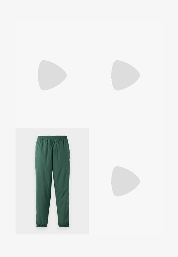 Biela bavlnená tričko s kulatým výstrihom a krátkymi rukávmi. Na ľavej strane hrudníka sa nachádza zelené logo "Lacoste Paris". Mäkka textúra.; Zelené, ľahké, elastické nohavice so sťahovacím pásom a manžetami, vyrobené z hladkého, vodoodpudivého materiálu.; Čierny kožený mokasín so sivým remienkom, nízkym podpätkom a textúrovanou podrážkou, so značkou "HUGO" v zlatej farbe na boku.; Čierna Lacoste taška cez rameno s predným chlopňou a nastaviteľným ramenným popruhom, s bielym krokodílim logom a textom "Lacoste Paris".