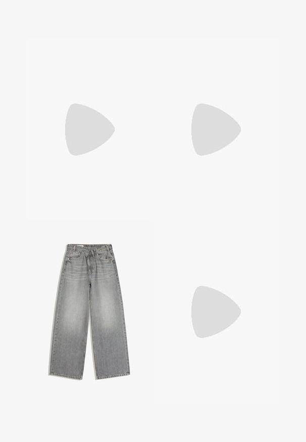 Rosa T-Shirt mit kurzen Ärmeln, aus weichem Stoff gefertigt, mit Rundhalsausschnitt und lockerer Passform sowie einer dezenten melierten Textur.; Weit geschnittene graue Denim-Jeans mit Knopf- und Reißverschluss, Vordertaschen und Gürtelschlaufen, flach auf weißem Hintergrund liegend.; Rosa Wildleder-Sneaker mit weißem Drei-Streifen-Design und Logo. Verfügt über eine strukturierte Zehenpartie und eine Gummisohle. Modellname "Gazelle" ist an der Seite aufgedruckt.; Schwarze, glänzende Lederschultertasche mit einem einzelnen Reißverschlussfach und einem dünnen, bogenförmig gebogenen Träger.