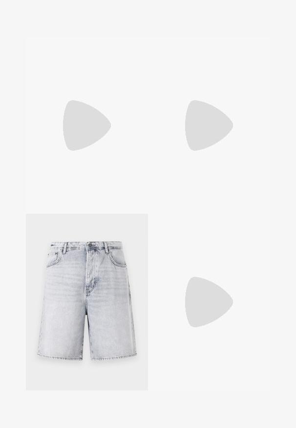 Zwarte katoenen T-shirt met korte mouwen, met een witte geborduurde tekst "Original Studio" over de borst en een ronde hals.; Lichtgrijze denim shorts met een iets vervaagde afwerking. Beschikt over vijf zakken, riemlussen en een rits met knoopsluiting.; Zwarte leren sneaker met witte strepen, een gestructureerde rubberen zool en vetersluiting aan de voorkant. Voorzien van een merklabel op de tong.; Rechthoekige zwarte zonnebril met donkere lenzen. Slanke, platte armen hebben een gouden accent. Glad kunststof frame met een matte afwerking.