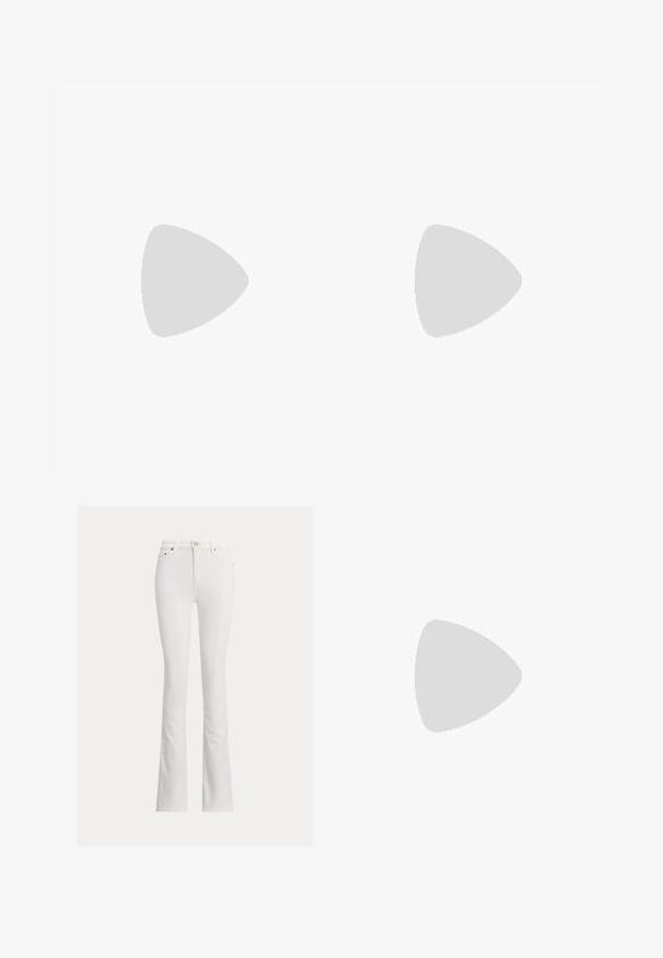 Lyse lilla polo shirt med korte ærmer og krave, fire hvide knapper og et lille broderet lyseblåt hestelogo på venstre bryst.; Hvide jeans med vidde i benene lavet af bomuldsblanding. Har høj talje, frontlommer og knaplukning foran. Glat tekstur uden mønstre.; Hvid lavtop sneaker med snørelukning foran, ruskind- og læderpaneler og en lysebrun gummisål på en hvid baggrund.; Sort læderbælte med en skinnende guldbolet spænde med en lille graveret polo-spiller logo i midten.