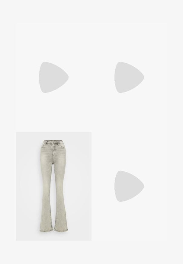 Lichtgroene katoenen T-shirt met korte mouwen, met een zilveren paillettenster ontwerp in het midden. Grote gladde textuur, standaard crew neck.; Lichtgrijze flared jeans met een hoge taille, gemaakt van denim, met een rits en subtiele stiksels langs de naden.; Zwarte leren Mary Jane-schoenen met een vierkante neus, een zilveren gesp accent en een chunky lage hak, tegen een glanzende zilveren achtergrond.; Zwarte rechthoekige zonnebril met donkere getinte lenzen, een dik plastic montuur en brede scharnieren. Glad oppervlak en hoekig ontwerp.