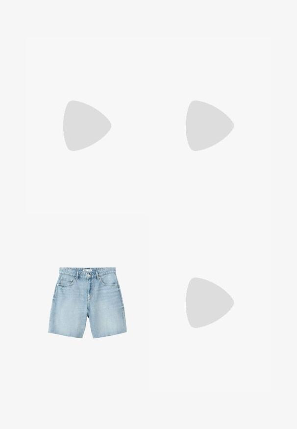 Rot-weißer gestreifter Kurzarm-T-Shirt aus weichem Stoff, mit lässiger Passform und Rundhalsausschnitt, der horizontalen Linien zeigt.; Hellblaue Denim-Shorts mit Fünf-Taschen-Design, Gürtelschlaufen, Knopfverschluss und rohen Saumkanten.; Weiße Leder Sneakers mit schwarzen Streifen, Gummigummi-Außensohle, runder Zehenform, Schnürverschluss und weichem grauem Wildleder-Zehenkappe.; Dunkelbraune, halbmondförmige Ledertasche mit kurzem Griff, der eine goldfarbene Metallbacke und einen Seitenreißverschluss aufweist.