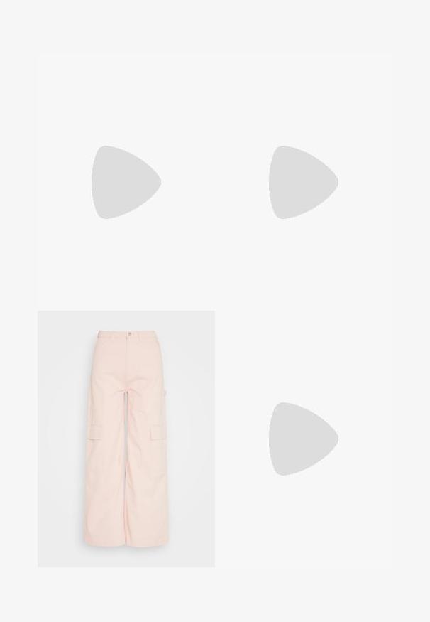 Camisa polo de rayas rosas con mangas cortas, que presenta un cuello con solapa y un corte relajado. El material parece suave y con un sutil brillo.; Weekday SIENNA TROUSER - Pantalones cargo - pink dusty light; Zueco rosa tipo slip-on con suela gruesa y correa blanca ajustable en la parte superior, fabricado con materiales de goma y tela.; Bolso de mano acolchado en color rosa con un diseño redondeado, fabricado en material brillante. Presenta un asa fruncida y un cierre de cremallera para un acceso seguro.