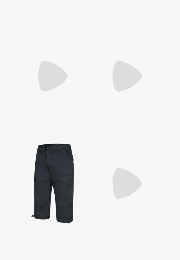 Punainen puuvillainen t-paita, jossa on rento istuvuus, lyhyet hihat, pyöreä kaula-aukko ja kuluneet yksityiskohdat olkapäiden lähellä. Ei näkyviä logoja.; Tummanharmaat cargo-shortsit, jotka on valmistettu kestävästä kankaasta. Niissä on useita taskuja, vetoketjullinen tasku ja säädettävät narut helmassa.; Musta liukusandaali, jossa Karl Lagerfeldin brändäys pehmustetussa pohjassa, sijoitettuna beigen maton päälle pyöreän ruskean pöydän jalustan viereen.; Aurinkolasit ruskeilla sävyillä, joissa on ohut kultainen metallikehä, geometrinen linssimuoto ja tekstuuritetut templet. Mukana säädettävät nenätyynyt.
