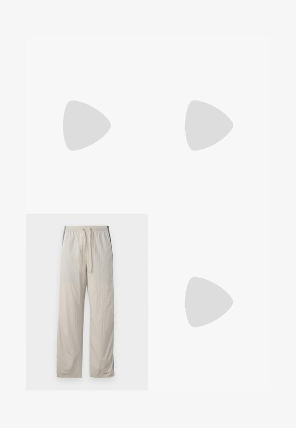 Camiseta de manga corta color gris oscuro con cuello redondo y un pequeño logo sutil en el lado izquierdo del pecho, presentada sobre un fondo blanco.; Pantalones ligeros de color beige, con cordón y cintura elástica, que presentan paneles laterales oscuros y un diseño de pierna recta y holgada.; Pies con zapatillas beige con suelas marrones y pantalones negros de pierna ancha sobre un fondo blanco.; Bolso mensajero de nylon negro con correa ajustable, diseño plano y una etiqueta lateral con un logo. Textura suave y estilo minimalista.