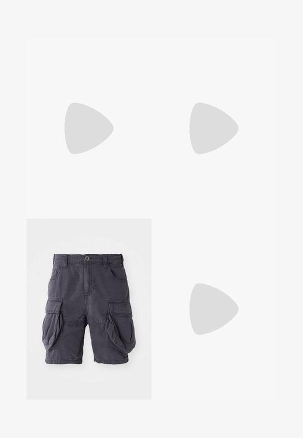 T-shirt vert à manches courtes en coton, avec un col rond et un petit logo blanc sur la poitrine. Texture lisse, coupe décontractée.; Shorts cargo en coton gris foncé, avec une coupe classique, plusieurs poches latérales et une fermeture à bouton à l'avant. Texture lisse.; Chaussure de course Nike noire et métallique foncé avec semelle beige flottant au-dessus de marches en béton gris.; Lunettes de soleil rectangulaires marron avec des verres vert foncé. Présentent des branches noires à motifs et des accents métalliques sur les côtés. Monture en plastique légère.