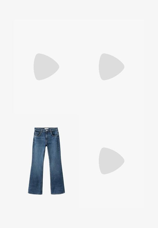 Hvid kortærmet tætsiddende top med rund halsudskæring og let udvidede ærmer, vist på en ensfarvet hvid baggrund.; Blå denim jeans med flared ben, mellem høj talje, fem lommer og en slidteknik. Afsluttede kanter og klassisk knaplukning.; Brune ruskindssneakers med tre hvide striber, gummisål og tekstlabel med ordene "Gazelle" i guld. Snørebåndsdesign med grå snørebånd.; Mørkebrun ruskind shopper med tynde skulderstropper og et enkelt, ubemærket design på en hvid baggrund.
