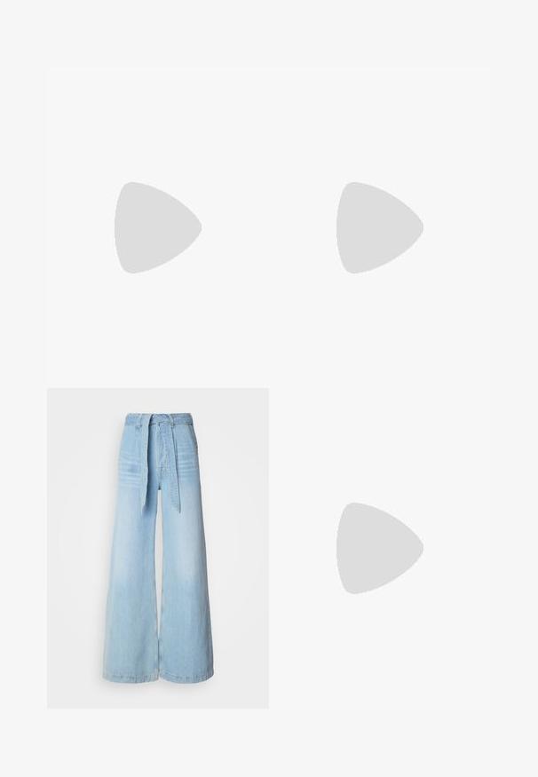 Lys blå kortærmet top med puffede ærmer og firkantet halsudskæring. Lavet af blødt materiale med en let tekstureret overflade.; Lysblå vid-bens jeans med høj talje, der har et bindebælte, sidelommer og en let falmet denimtekstur.; Ben iført mørke ribbede leggings kombineret med sorte balletsko med små sløjfedetaljer på hvid baggrund.; Sort kordfløjls skuldertaske med en buet form, justerbar strop og snorelukninger på begge sider til størrelsejustering.