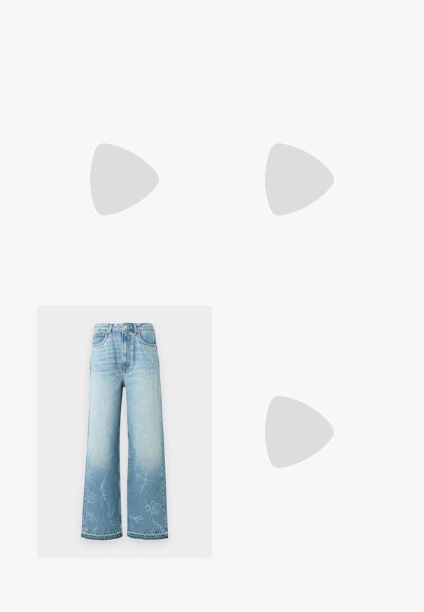 T-shirt blanc à manches courtes avec texte bleu clair « grow » et motifs décoratifs abstraits en bas sur le devant.; Jean en denim bleu clair taille haute à jambes larges, avec un lavage délavé et de subtils motifs de griffonnages blancs sur toute la surface.; Chaussure plate beige à bout pointu avec bride arrière, petit talon noir et finition en cuir lisse, vue de côté sur un fond uni.; Petit sac bandoulière en cuir beige avec sangle ajustable, présenté sur un fond clair uni.