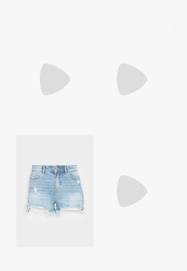 T-shirt en coton rose avec un graphisme vibrant de trois oranges avec des feuilles, un fond en rayons de soleil et un texte en gras "SICILIA JUS DU FRUIT."; Shorts en denim bleu clair avec une finition usée, un ourlet effiloché et un design classique à cinq poches. Comprend une fermeture à bouton en métal.; Baskets en toile blanches avec une épaisse semelle plateforme blanche, bout rond et œillets en métal pour les lacets. Logo de la marque affiché sur le côté.; Lunettes de soleil transparentes roses avec des verres ovales, teintés d'un rouge foncé, et des branches fines, présentant une finition lisse et des détails subtils sur la monture.