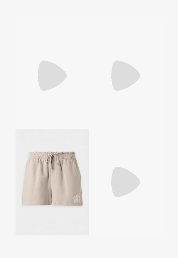 T-shirt en coton vert avec un col blanc et des accents de manches blancs. Présente "REJOINS-MOI DANS LE CREUX" en grosses lettres scintillantes sur le devant.; Short beige en tissu doux avec taille élastique et cordon, avec le logo GAP brodé sur la partie inférieure de la jambe droite.; Baskets en toile blanches avec des accents et des rayures noires, bout rond, semelle en caoutchouc et un logo subtil. Tissu texturé avec des superpositions lisses.; Sac d'épaule en velours côtelé bordeaux doux avec une sangle réglable, fermeture éclair, liens latéraux et une poche avant zippée.