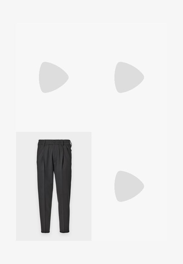 Witte polo met korte mouwen, drie knopen bij de hals, en een zwart geborduurd cartoonlogo op de linkerborst.; Zwarte broek van gladde stof, met een geplooide voorkant, elastische tailleband en rechte pijpen met een taps toelopende onderkant.; Zwarte instapsneaker met dikke, gestructureerde zool en mesh panelen, ontworpen voor casual en sportief gebruik.; Zwarte zonnebril met rechthoekige lenzen, matte afwerking, dikke montuur en slanke veren met subtiele merkaanduiding.