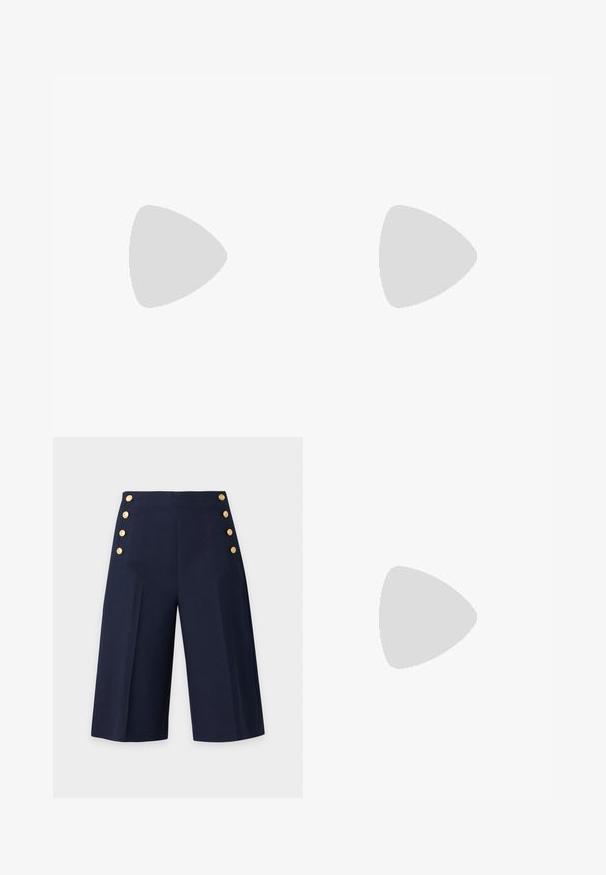 Lichtroze polo met korte mouwen, kraag, vier knopen en een klein donkerblauw geborduurd logo op de linkerborst.; Marineblauwe shorts met wijde pijpen, hoge taille en zes gouden decoratieve knopen, drie aan elke kant vlakbij de tailleband.; Zwarte leren loafer met gouden gespdetail en rubberen zool met noppen, zijaanzicht op witte achtergrond.; Gouden oorringen in de vorm van een ring, elk met een enkele hangende witte parel en een klein detail van strasssteentjes op een lichte achtergrond.