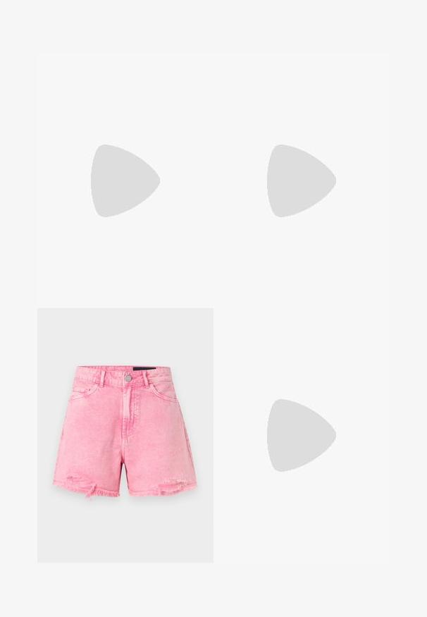 Aangesloten roze geribbelde tanktop met een diepe V-hals, brede schouderbanden en een gladde textuur. Geschikt voor lagen of als zelfstandige kleding.; Roze denim shorts met hoge taille, rafelige zoom, knoop- en ritssluiting aan de voorkant en lichte verweerde details bij de zakken.; Zwarte ballerina's van lakleer met een afgeronde neus, veterdesign en een platte zool. Glad oppervlak met minimale details.; Zwarte handtas met krokodillenstructuur, geplooide bovenrand, samengevoerde handgreep en koordtassels aan elke kant tegen een witte achtergrond.
