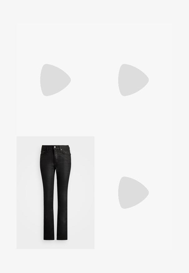 Weißes tailliertes Oberteil mit einem Bootsausschnitt, kurzen, umgeschlagenen Ärmeln und einem glatten, weichen Stoff. Einfaches Design ohne Muster oder Verzierungen.; Schwarze Jeans aus Denim mit geradem Bein, ausgestattet mit einem klassischen Fünf-Taschen-Stil und einem vorderen Knopfverschluss. Glatte Textur.; Schwarzer Slingback-Pumps aus Leder mit spitzer Schuhspitze, mittelhohem Blockabsatz und glatter Textur. Verfügt über ein Ausschnitt-Design an den Seiten.; Schwarze Lederhandtasche mit geschwungener Silhouette, Metallreißverschluss und kurzem Griff. Ausgestattet mit goldenem Metall und geprägtem Logo auf der Vorderseite.