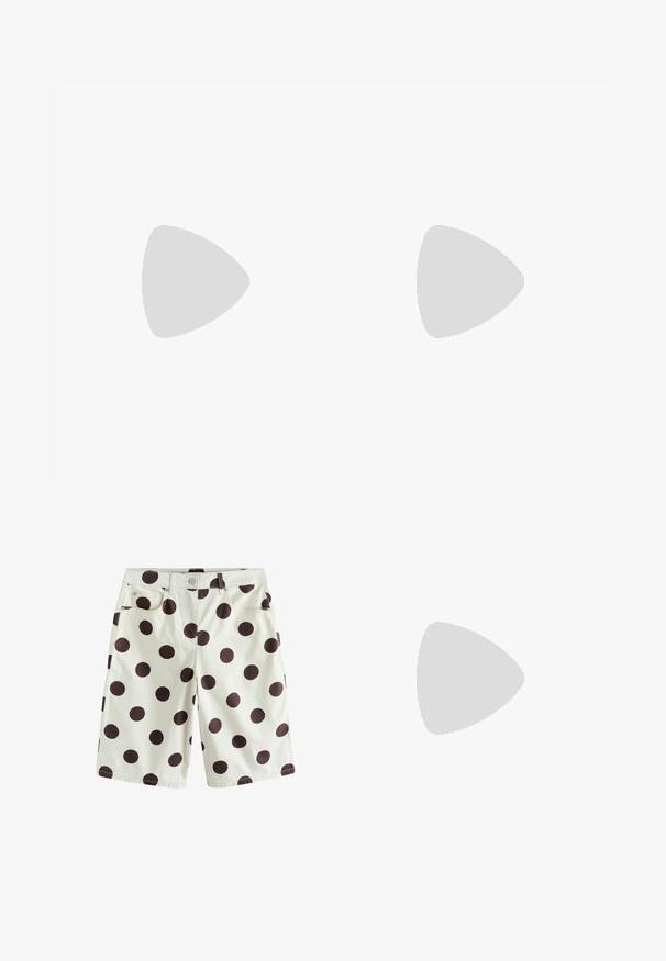 Robe en coton avec des manches courtes et volantées, fond crème et pois noirs éparpillés. Taille froncée créant une forme évasée.; Shorts blancs mi-cuisse avec de grands pois noirs, bouton à l'avant, fermeture éclair, passants pour ceinture et poches avant.; Chaussure Mary Jane en cuir verni noir avec un orteil arrondi, une seule bride avec une boucle dorée et une semelle en caoutchouc noir texturé.; Lunettes de soleil noires forme œil de chat avec des verres foncés et des branches épaisses, avec un petit logo blanc sur un côté.