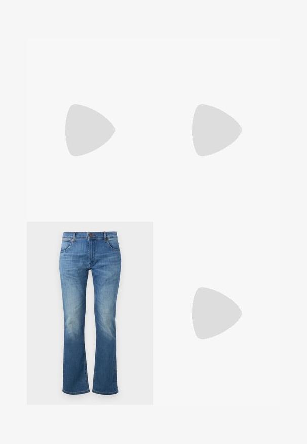 Rosa T-Shirt mit kurzen Ärmeln aus weichem Stoff, mit einem kleinen gelben Schmetterlingslogo, das auf der linken Brust gestickt ist.; Blaue Jeans aus Denim mit leicht ausgestelltem Bein, vorderem Knopf- und Reißverschluss sowie Verblassungen an Oberschenkeln und Knien.; Weiße Leder-Sneaker mit glatter Oberfläche, rundem Zehenbereich, flachen Schnürsenkeln und strukturiertem Schuhsohlen. Graues Wildleder-Detail an der Ferse.; Schwarze Stofftasche mit flacher Form, mit fettgedrucktem weißen Text. Der Reißverschluss befindet sich oben, mit einer Schlaufe an einer Seite.