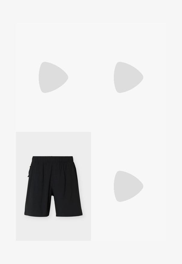 Cykeltrøje med korte ærmer lavet af sort, glat stof. Har en lynlås foran og "OAKLEY" trykt i hvidt på venstre side.; Sorte knælange shorts med elastik i taljen og sidelommer, vist på en enkel lys baggrund.; Sort atletiksko med tekstureret overdel, forstærket tå, robust ydersål og en trækflig ved hælen for nem påtagning.; Par sorte læderhandsker med perforeret lap på bagsiden, justerbar rem med knap og blød inderforing.