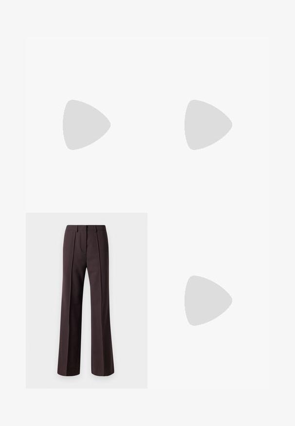 Donkerbruine geribbelde top met lange mouwen, een hoge, gerafelde halslijn en gerafelde randen aan de manchetten en zoom.; Wijdere broek in donkerbruine stof met een tailormade ontwerp, voorzien van voorplooien en een soepele textuur, geschikt voor formele gelegenheden.; Zwarte leren slingback hakken met een puntige neus, slanke verstelbare band en een ongeveer 5 cm hoge stiletto hak, met een gladde textuur.; Zwarte leren handtas met een rechthoekige vorm, voorzien van een enkele gestructureerde handgreep, zilveren hardware en ritsluiting. Gladde textuur.