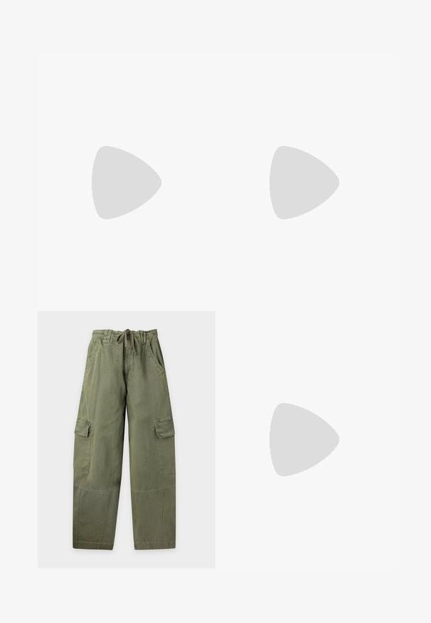 Πράσινο και μπεζ ριγωτό ριμπ ύφασμα crop top χωρίς μανίκια με λεπτές τιράντες ώμων σε απλό ανοιχτό φόντο.; Παντελόνια cargo ελιάς με σφιγκτήρα μέσης με κορδόνι, πλαϊνές τσέπες, τσέπες με καπάκι στους μηρούς και ίσια, φαρδιά πόδια.; Μαύρο σανδάλι thong με τετράγωνη μύτη και το όνομα της μάρκας στη σόλα, τοποθετημένο όρθιο σε υφή πεζοδρομίου κοντά σε πλακιδωτό τοίχο.; Μαύρη δερμάτινη τσάντα ώμου με λεπτομέρεια ιμάντα με πόρπη, καμπυλωτές άκρες και αντίθετη λευκή ραφή σε απλό φόντο.