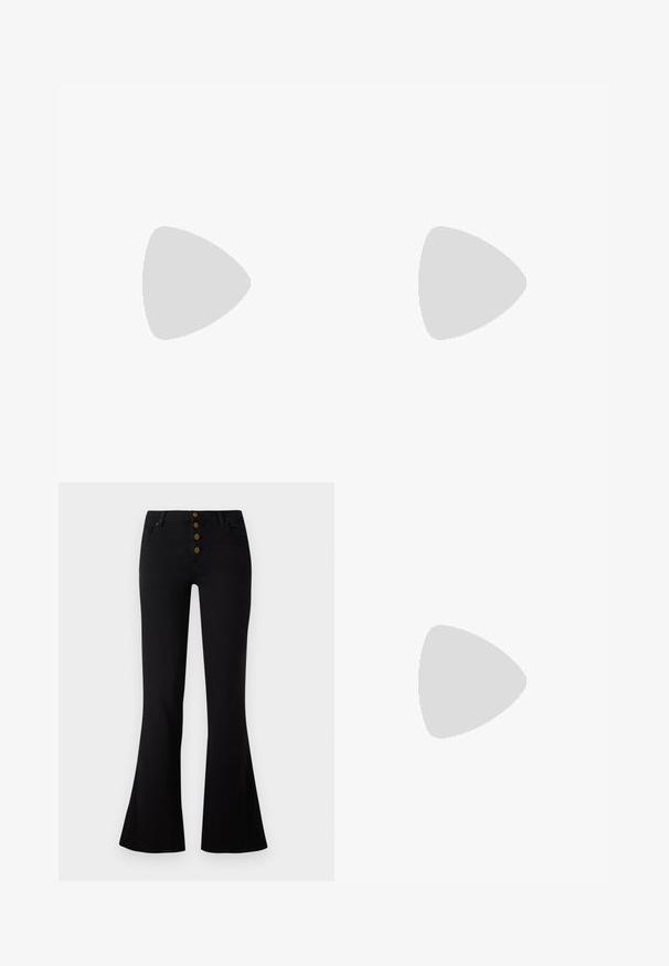 Sort gennemskinnelig langærmet cropped top med V-hals, med en rynket tekstur og blondeaccenter på ærmerne.; Sorte flared jeans med høj talje og femknapslukning. Fremstillet af denim med en glat tekstur og let stræk for komfort.; Sorte slingback hæle med spidse tæer, lavet af blankt materiale, med udskæringsdetaljer og en moderat hæl for støtte.; Sort rektangulær skuldertaske med en enkelt justerbar rem og lynlås i toppen på en ensfarvet baggrund.