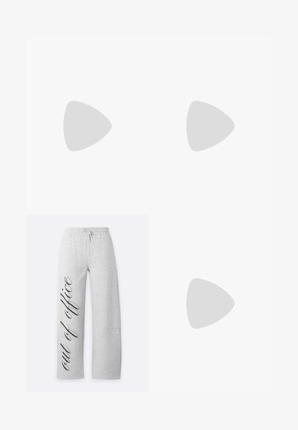 T-shirt noir à manches longues cropped en coton. Présente un col rond et le logo "lowlights" en blanc sur la poitrine.; Pantalon de survêtement gris clair avec taille élastique et cordon, comportant un texte noir en cursive "out of office" le long de la jambe gauche.; Baskets montantes en toile blanche avec lacets blancs, œillets métalliques, semelle épaisse en caoutchouc et bout texturé, orientées vers la gauche sur fond blanc.; Sac à main noir rembourré avec une poignée arrondie, présentant une surface lisse et brillante ainsi qu'une texture douce et matelassée. Pas de quincaillerie ou d'accents visibles.