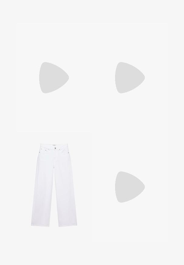 Blauwe sweatshirt met een geribde ronde hals, voorzien van horizontale lichtblauwe strepen en een gladde structuur. Schoon ontwerp, zachte stof.; Witte jeans met hoge taille en wijde pijpen, voorzien van knoop- en ritssluiting, voor- en achterzakken, en zilverkleurige klinknageldetails.; Crème leren sneaker met drie donkere strepen, een bruine gumrubberen zool en een ronde neus. Voorzien van een opvouwbare tong met het label "SAMBA."; Lichtblauwe denim schoudertas met een ronde vorm, verstelbare schouderband en subtiele stiksels langs de onderrand. Zachte textuur.