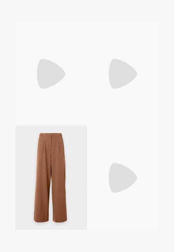 Haut sans manches pour femme de couleur brun foncé avec un décolleté drapé et un léger froncé sur les côtés, présenté sur un fond uni.; Pantalon large brun taille haute avec des plis devant et des détails de boutons à la taille, présenté sur un fond uni.; Talons aiguilles bordeaux à bride arrière avec un bout pointu, finition en cuir brillant, petite découpe à l'avant et un talon stiletto fin avec des accents dorés.; Sac à main en cuir de couleur bordeaux foncé avec un design en forme d'enveloppe. Il dispose d'une anse en chaîne dorée, d'une texture lisse et d'une fermeture en pointe.