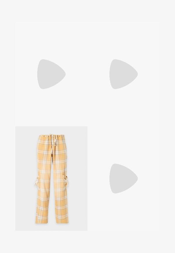 Rød kortærmet top med off-the-shoulder design, der har hvide prikkede mønstre. Fremstillet af glat stof med en tætsiddende facon.; Gule og hvide ternede bukser med snørelukning, knaplukning på sidelommer og afslappet, lige ben på ensfarvet baggrund.; Sorte læder flade sko med spids tå, samling detaljer omkring åbningen, og en sølv spænde accent på den justerbare rem.; Kvinde iført en sort- og hvidmønstret bluse, der holder en blank rød skuldertaske mod en ensfarvet baggrund.