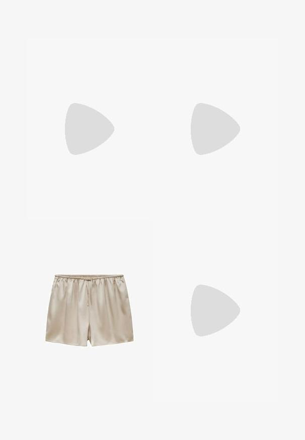 Débardeur en maille crème avec fines bretelles, rayures verticales en maille ouverte et un détail noué à l'avant qui pend librement.; Shorts en satin beige avec ceinture élastique et cordon de serrage, texture lisse, coupe décontractée et longueur courte.; Sandale blanche à enfiler avec une large bride unique et une semelle plate, vue de côté sur fond blanc.; Sac cabas en cuir tissé beige avec deux bretelles et une forme rectangulaire structurée.