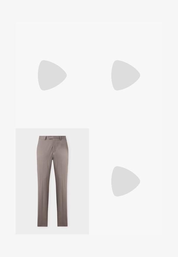 Polo manches courtes gris clair avec motif tissé texturé et fermeture éclair frontale sous le col.; Pantalon beige pour homme, coupe droite, pli devant, passants de ceinture et fermeture avant dissimulée sur un fond uni.; Mocassin noir en cuir à enfiler avec un petit talon, un bout arrondi et des surpiqûres décoratives le long du bord supérieur.; Serviette rectangulaire en cuir noir texturé avec double poignée, poche avant zippée et bandoulière réglable présentée sur fond blanc.