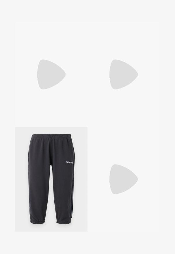 Débardeur court noir côtelé avec de fines bretelles et un petit motif floral blanc près du bas à droite.; Pantalon de jogging noir à taille et chevilles élastiques, bandes blanches sur les côtés et petit logo blanc sur la partie supérieure de la cuisse.; Chaussure plate en cuir noir avec un bout arrondi et un design froncé le long de l'ouverture. Présente un détail discret en métal argenté sur le devant.; Grand sac fourre-tout argenté de forme triangulaire avec une texture en cuir souple, debout verticalement avec une poignée supérieure visible sur un fond uni.