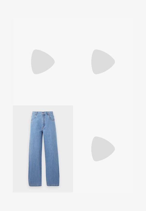 Rabanne Top s dlhým rukávom - english tapestry/pink/blue/green; Svetlomodré široké džínsy vyrobené z denimu, s vysokým pásom, prednými vreckami a jemnými švovými detailmi.; Čierna čižma nad koleno so špicatou špičkou, tenkým vysokým podpätkom a úzkym remienkom s prackou blízko vrchu.; Čierna vláknitá kabelka s jemným, umelým kožúškom. Obsahuje zberaný dizajn, ploché dno a tenký, nastaviteľný kožený popruh. Zlatofarbové kovanie.