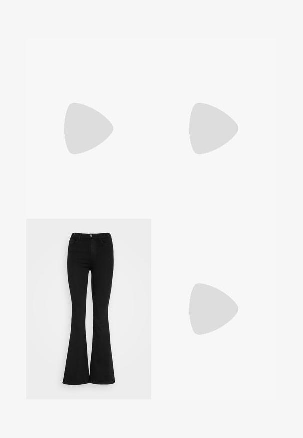 Sort langærmet bluse med struktureret, bølget perle mønster. Gennemsigtigt stof med rund halsudskæring. Regular fit og længde.; Sorte højtaljede flare jeans med frontknap og lynlås, to forlommer og bæltestropper på en hvid baggrund.; Sorte ankelstøvler med en blank finish, firkantet tå og en tyk blokhæl. Designet har en strømlinet silhuet og minimal branding.; Sort faux fur håndtaske med en blød tekstur, rund form og en robust skulderrem i sort læder. Synlige sølvhardware-detaljer.